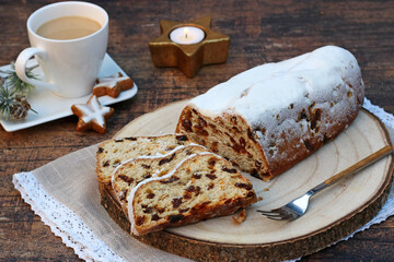 Weihnachtsstollen traditioneller deutscher Kuchen zu Weihnachten und Adventszeit mit einer Tasse...