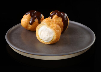 Windbeutel mit Schokolade bezogen, Profitiroles, Sahne, Creme, dessert, Brandteig, 