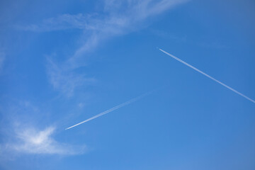 Avions de ligne touristiques dans le ciel bleu d'été pendant l'important trafic aérien des vacances.