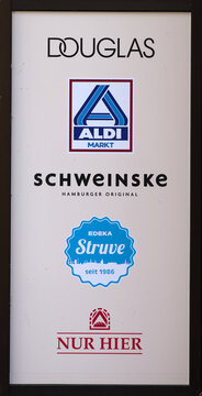 Reklametafel mit diversen Firmennamen