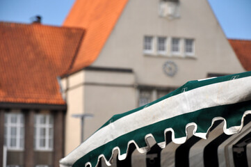 Wochenmarkt in Delmenhorst auf dem Rathausplatz: Buntes Treiben mit Marktstände vor dem Rathaus und dem Wasserturm.