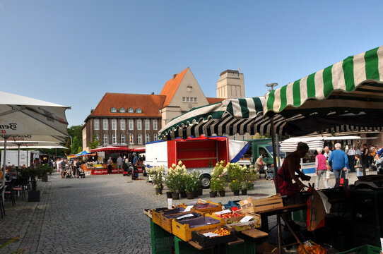 Wochenmarkt in Delmenhorst auf dem Rathausplatz: Buntes Treiben mit Marktst&auml;nde vor dem Rathaus und dem Wasserturm.