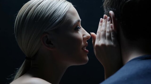 Femme chuchotant un secret &agrave; l'oreille.