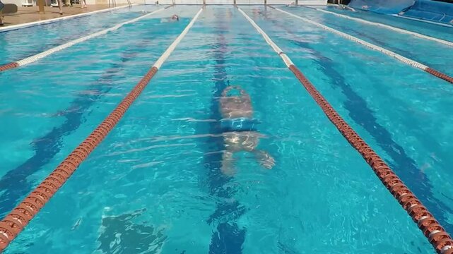 lockeres Delfin-/Schmetterling schwimmen im Freiwasser-Pool