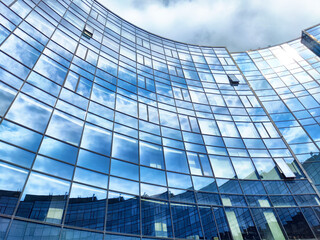 Obraz premium Modern architecture reflects the sky in Innopolis during a clear day with vibrant clouds and blue tones