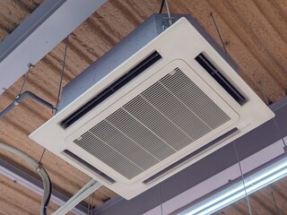 稼働中の業務用エアコン