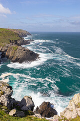 Die Boscaswell Cliffs am Pendeen Lighthouse bei Penzance in der Grafschaft Cornwall in England