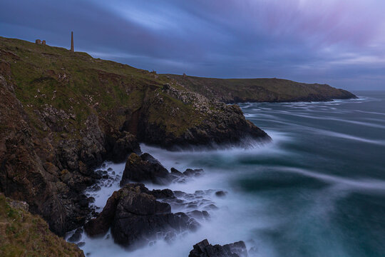 Die K&uuml;ste bei Botallack mit den Ruinen der Botallack Mine in der Grafschaft Cornwall in England bei Nacht
