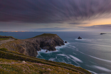 Die Küste am Trevose Head in der Grafschaft Cornwall in England nach Sonnenuntergang