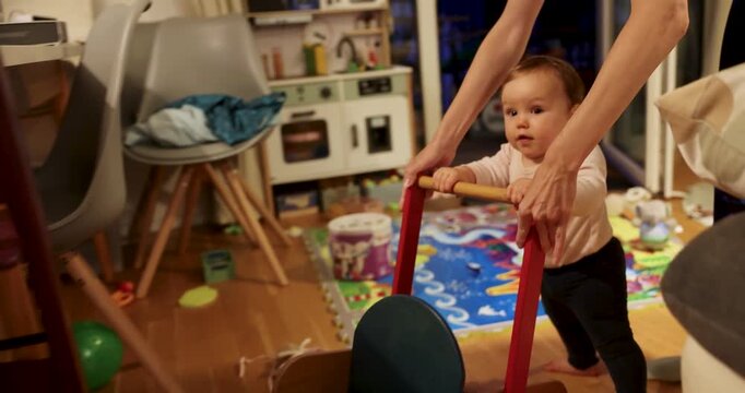 Baby lernt Laufen am Lauflernwagen