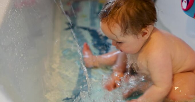 Baby M&auml;dchen badet in einer Badewanne
