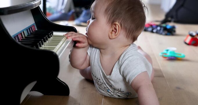 Baby hat ein kleines Klavier f&uuml;r sich entdeckt