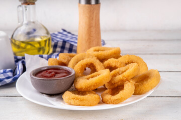 Golden onion rings with ketchup sauce