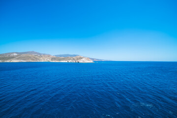 Fototapeta premium サントリーニ島の海が見えるプールがあるホテル