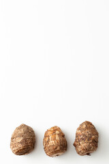 並んだ里芋　白バック