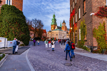 Obraz premium Krakow, Poland - 11.04.2023: Sunset Evening in the Winter in Krakow old town, castle