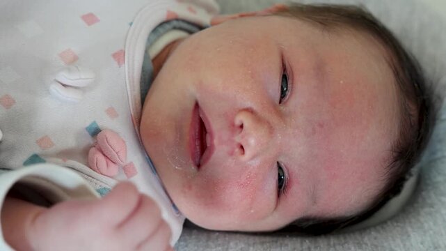 Portr&auml;t eines neugeborenen Babys mit offenem Mund