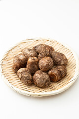 笊に乗った里芋　白バック