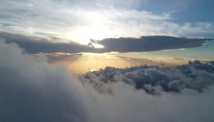 Obraz premium High-altitude sunset view through clouds