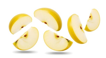 Los pl&aacute;tanos en rodajas caen aislados sobre fondo transparente