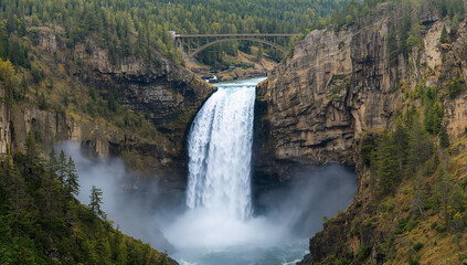 Fototapeta premium Dramatic Waterfall Cascading Down Rocky Cliffside View