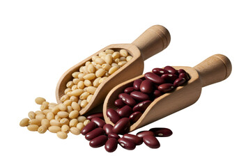 木製のスクープに入った白い豆と赤い豆 黒の背景に分離したクローズアップ