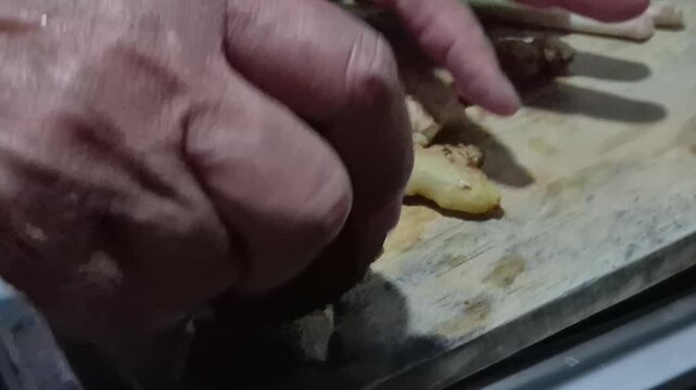the activity of crushing ginger so that its juice comes out quickly when boiled to make a healthy drink
