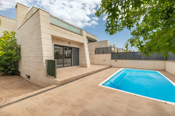Bioclimatic design that uses the central courtyard for cross-ventilation, incorporating a shallow pool as a thermal regulator