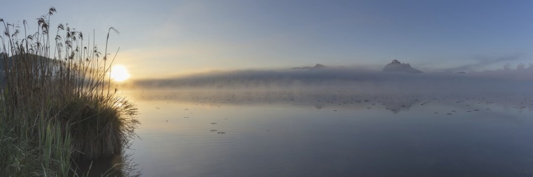 Sunrise at Lake Hopfensee near F&uuml;ssen, with the Tegelberg massif and the S&auml;uling behind it, Ostallg&auml;u, Allg&auml;u, Upper Swabia, Swabia, Bavaria, Germany