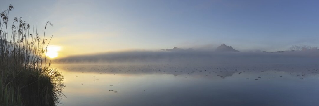 Sunrise at Lake Hopfensee near F&uuml;ssen, with the Tegelberg massif and the S&auml;uling behind it, Ostallg&auml;u, Allg&auml;u, Upper Swabia, Swabia, Bavaria, Germany