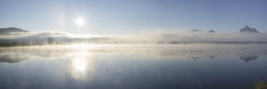 Sunrise at Lake Hopfensee near F&uuml;ssen, with the Tegelberg massif and the S&auml;uling behind it, Ostallg&auml;u, Allg&auml;u, Upper Swabia, Swabia, Bavaria, Germany