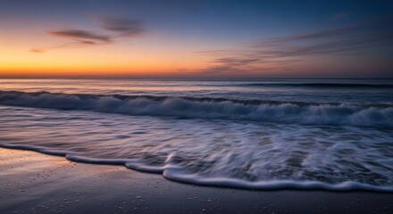 Obraz premium Serene Seascape with Breaking Waves During a Golden Sunset.