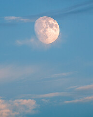 Lua cheia em c&eacute;u azul