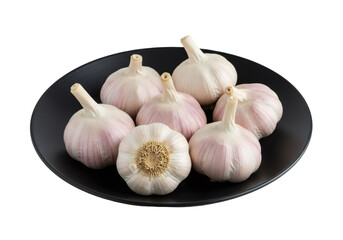 黒い丸皿に盛り付けられた新鮮なニンニクの球根 透明な背景に分離された健康的な食材のクローズアップ