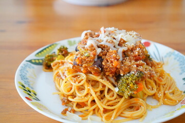 手作りミートソーススパゲッティを食卓で撮影した家庭料理