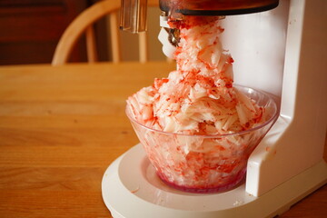 家庭用かき氷機で削った冷凍イチゴを盛り付けた夏にぴったりのひんやりスイーツシーン