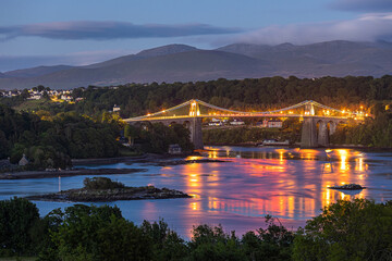 Fototapeta premium Die Menai Bridge an der Küste von Wales bei Sonnenuntergang