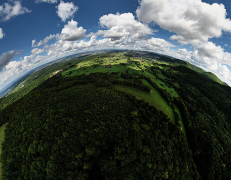 Blick vom Pfullinger Berg auf Pfullingen, Kleinstadt in Baden-W&uuml;rttemberg am Fu&szlig; der Schw&auml;bischen Alb