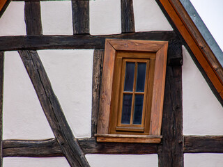 Fachwerkfassade mit kleinem Fenster