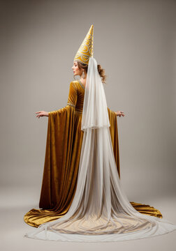 Medieval lady in golden velvet gown with tall hennin and veil, 15th century, back view