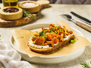 bruschetta with cottage cheese and chanterelles