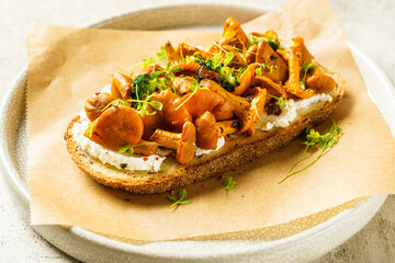 bruschetta with cottage cheese and chanterelles