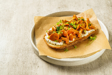bruschetta with cottage cheese and chanterelles