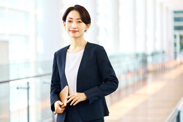 ビジネスウーマン　手帳　 歩く　オフィス