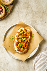 bruschetta with cottage cheese and chanterelles