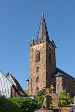Katholische Kirche Sankt Johannes Apostel im Weindorf Dernau