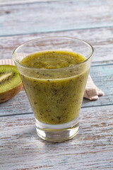 Sweet detox green kiwi smoothie