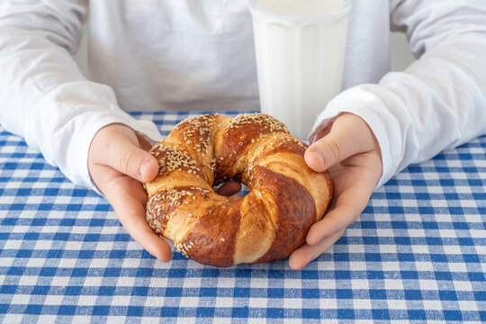 Beigel in the hands of a child.