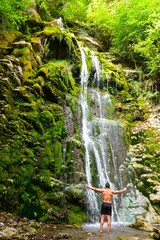 un hombre en la cascada xurbeo, murias, asturias, españa