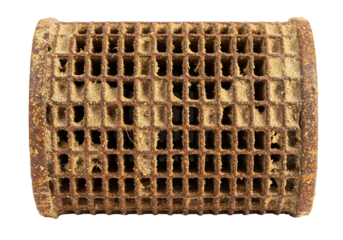 古びた金属網筒　さび色背景に輝く質感